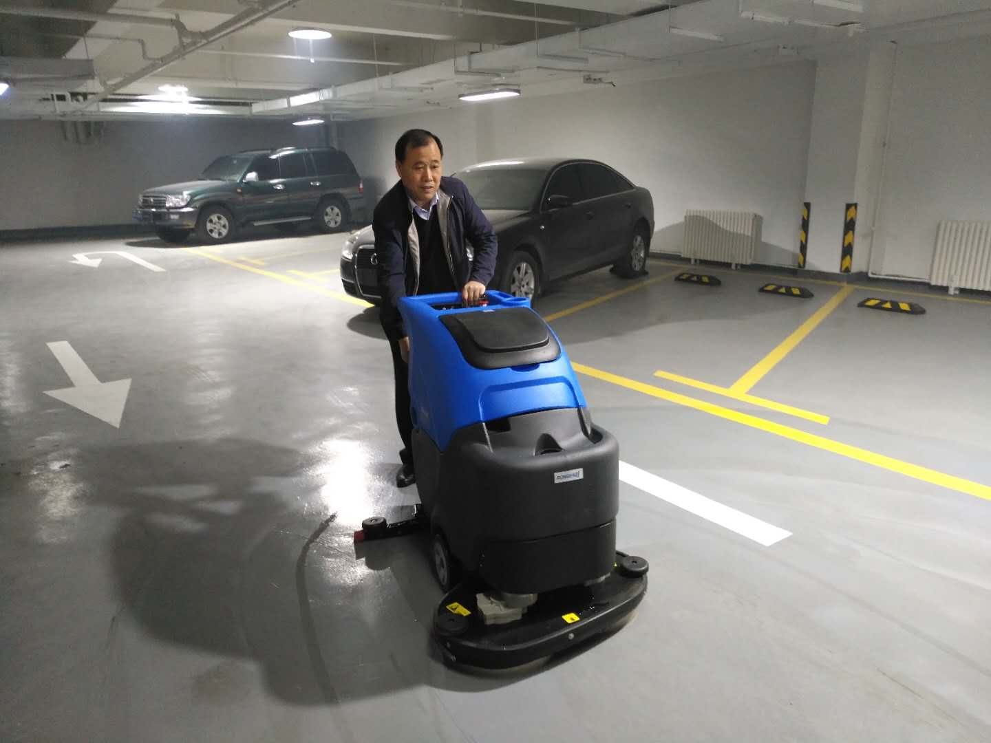 新购的驾驶式洗地机更好的磨合和养护寿命更长