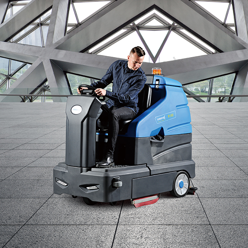 大面积厂房地面的清洁保洁工作都会选择驾驶式洗地机