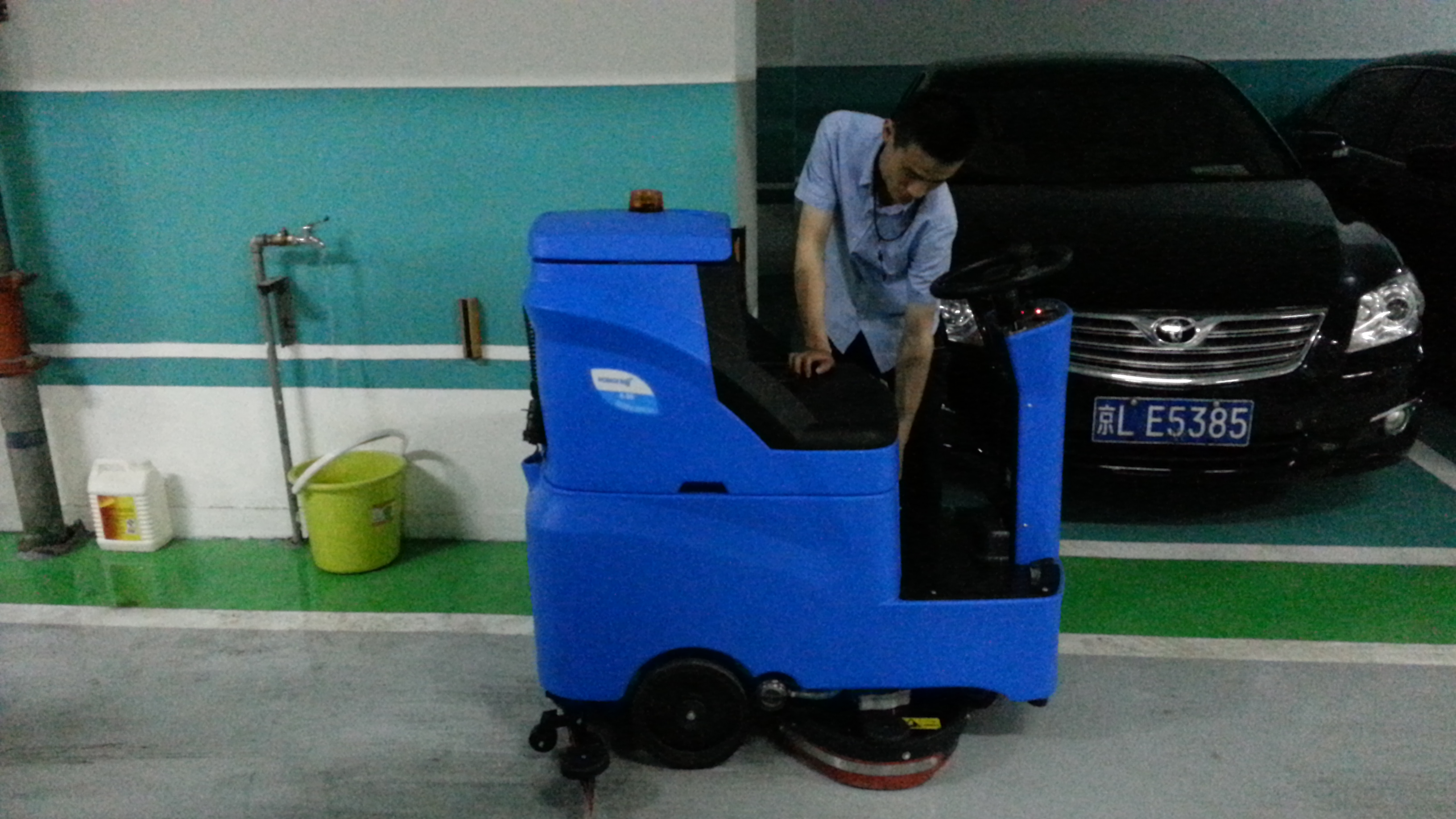 驾驶式洗地机在环境清洁中的独具优势在哪里？
