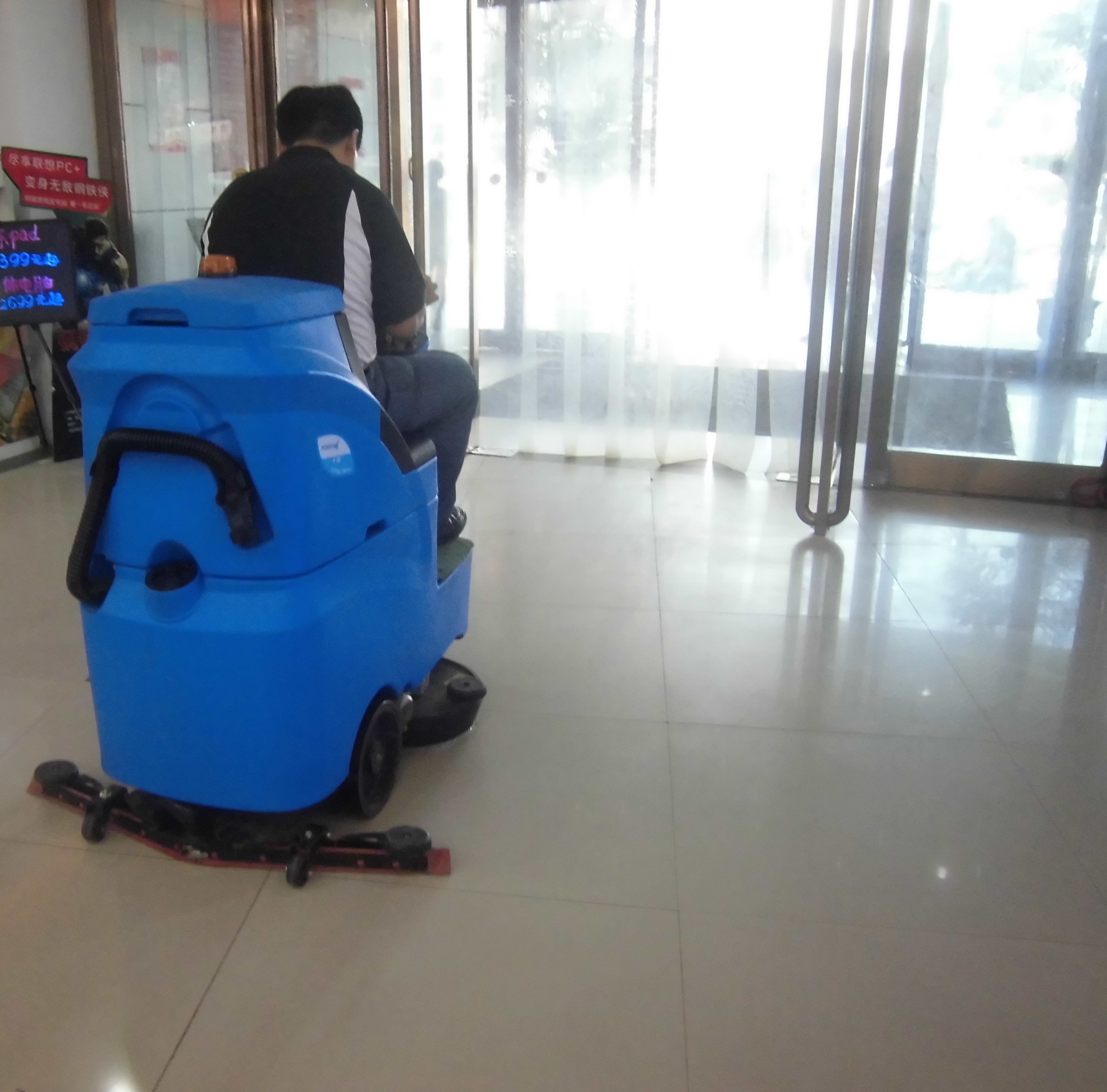 保洁公司全自动洗地机的新技能，清洁设备的使用