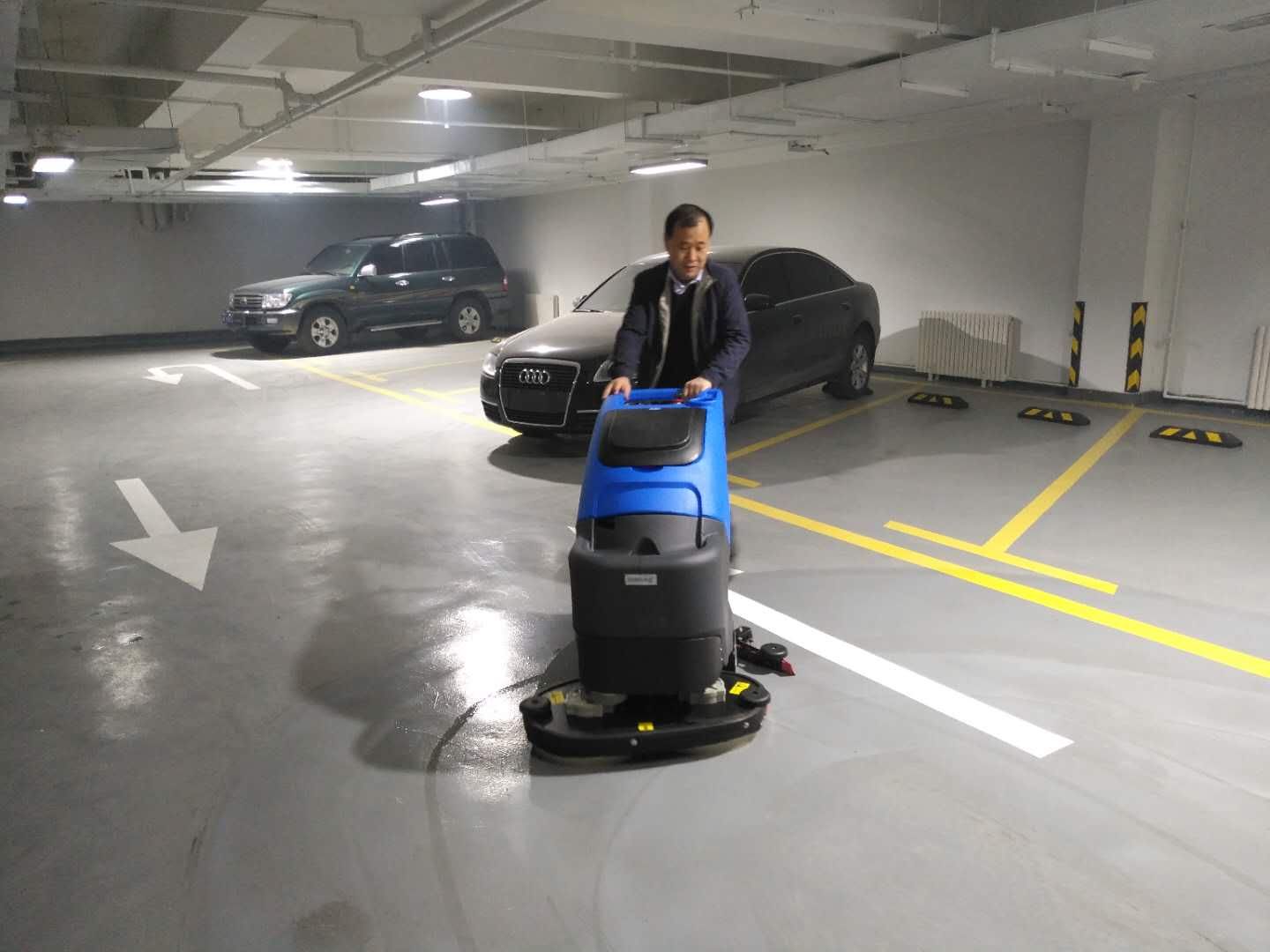 驾驶式洗地机是可以一步清洁到位的清洁设备
